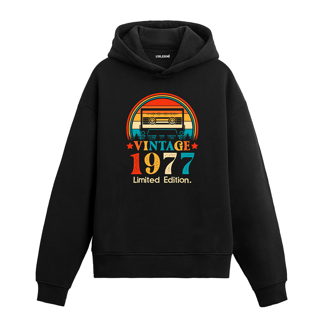 1977 Vintage Hoodie, nostaljik kaset çalar tasarımı ve %100 pamuklu kumaşı ile retro tarzı ve konforu bir araya getiriyor.