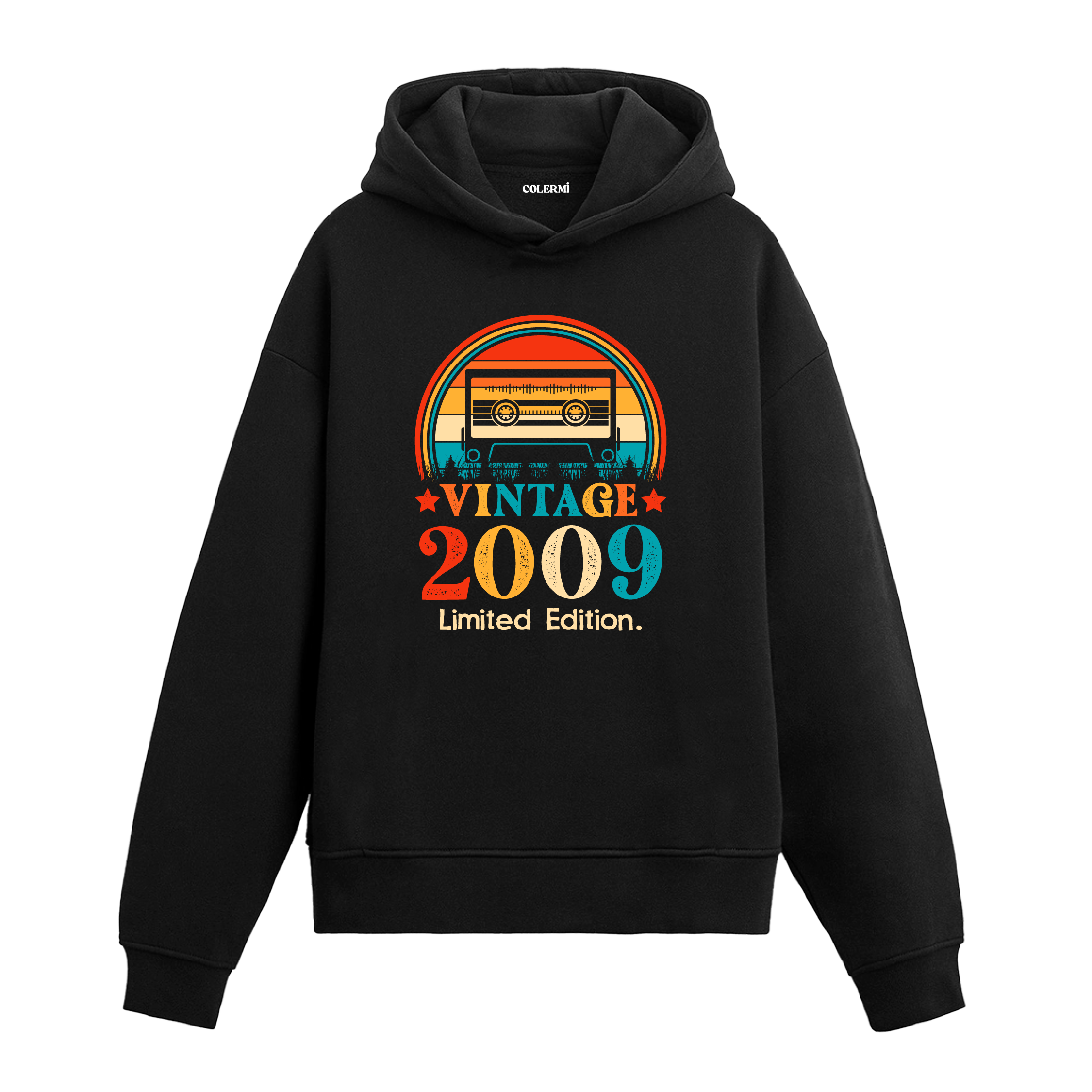 2009 Vintage Hoodie, kaset baskısı ve pamuklu kumaşıyla nostaljik ve rahat bir stil sunuyor.