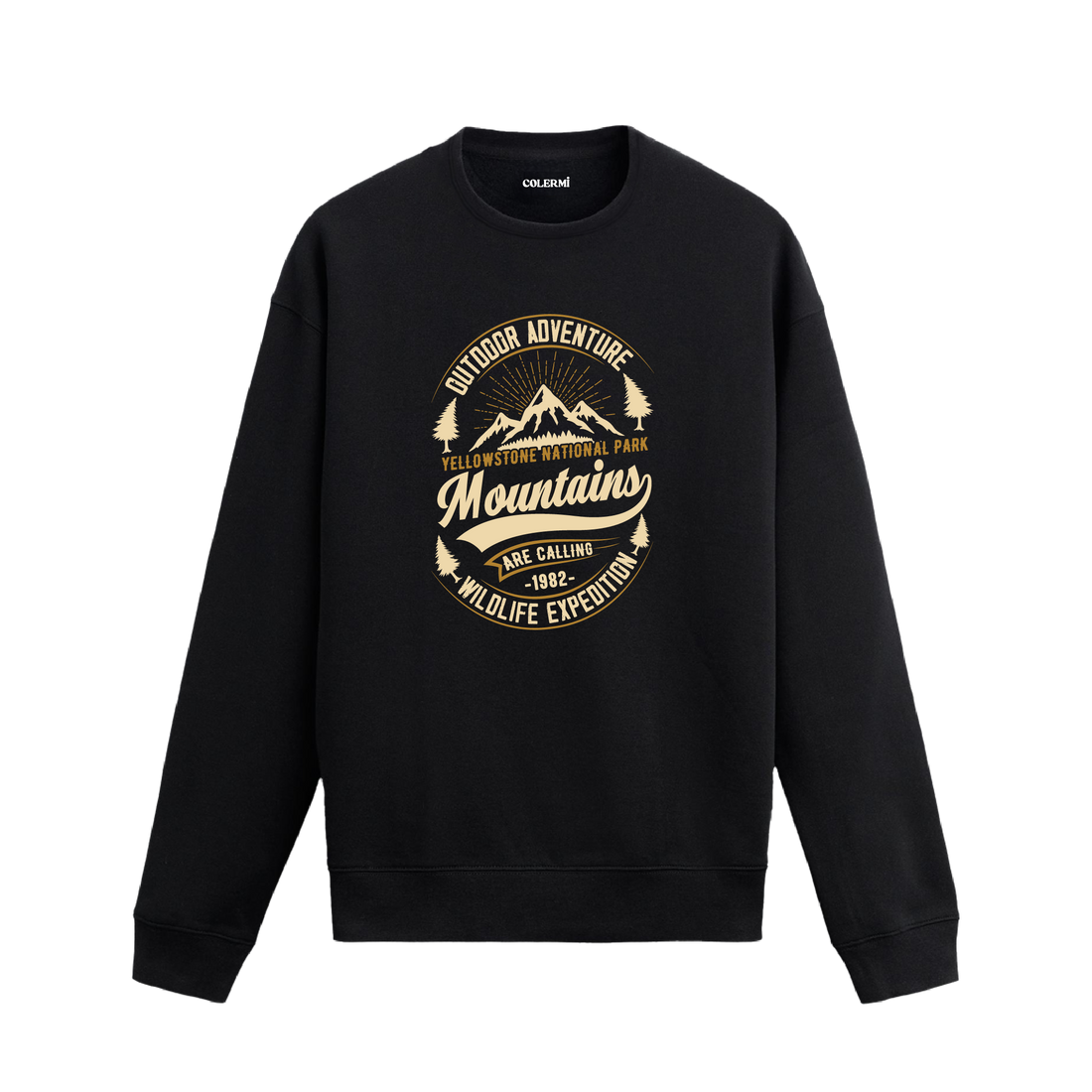 Sweatshirt üzerinde Yellowstone National Park ve dağ temalı tasarım bulunan model.