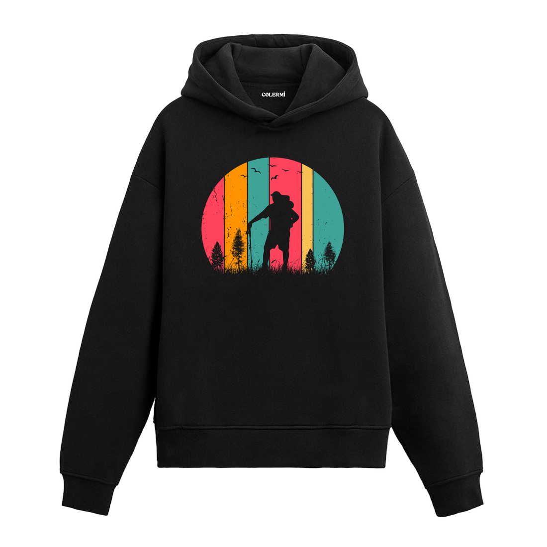 Siyah hoodie üzerinde doğa yürüyüşçüsü ve renkli hiking tasarımı