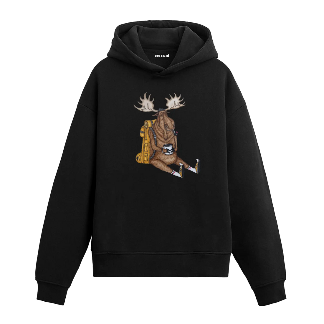 Sırt çantasına yaslanmış, elinde kahveyle oturan geyik figürlü Colermi hoodie.