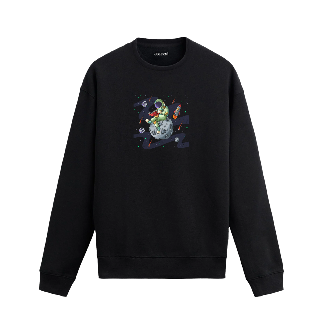 Kitap okuyan astronot baskılı Colermi sweatshirt, uzay temalı arka planla birlikte