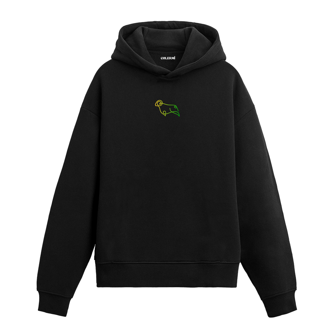Siyah hoodie üzerinde minimal koç baskısı