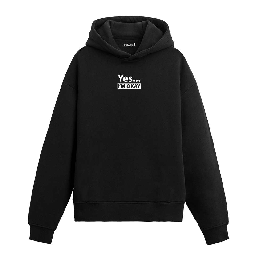 Siyah hoodie üzerinde Yes I’m Okay yazısı baskısı