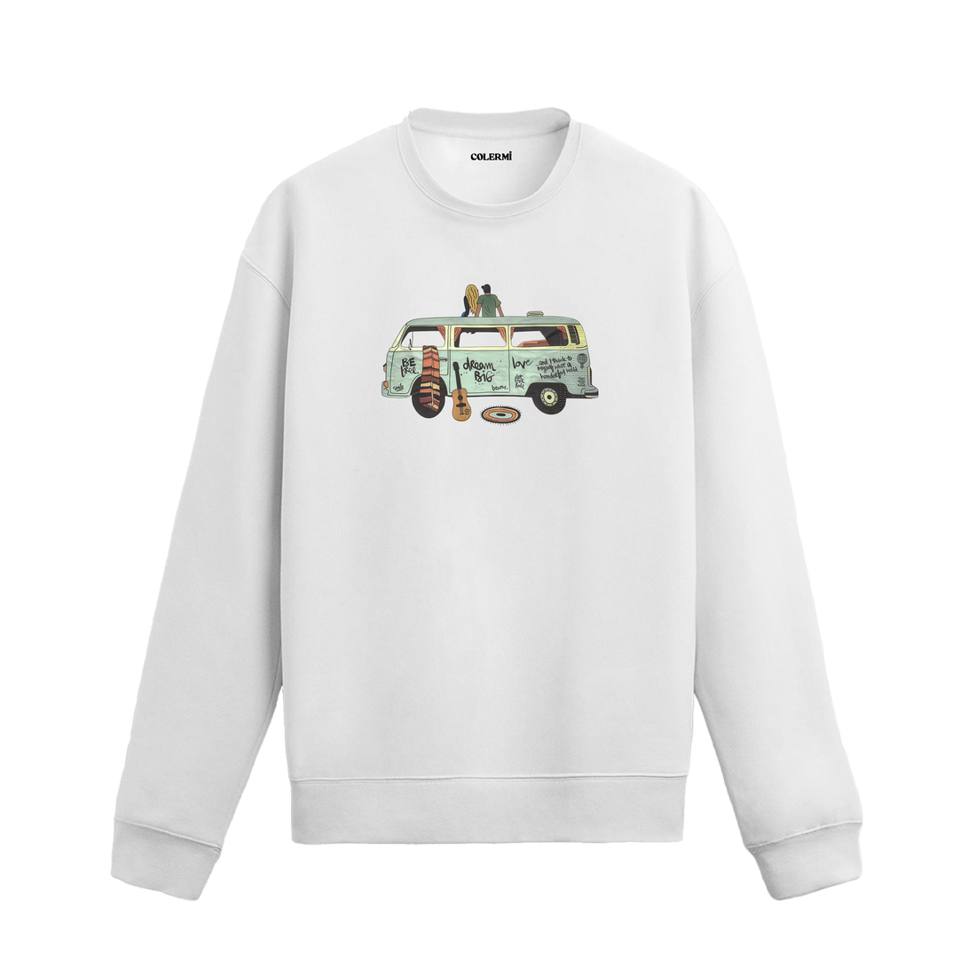 Retro minibüs, gitar ve üzerinde oturan çift figürlü özgür yaşam temalı sweatshirt tasarımı.