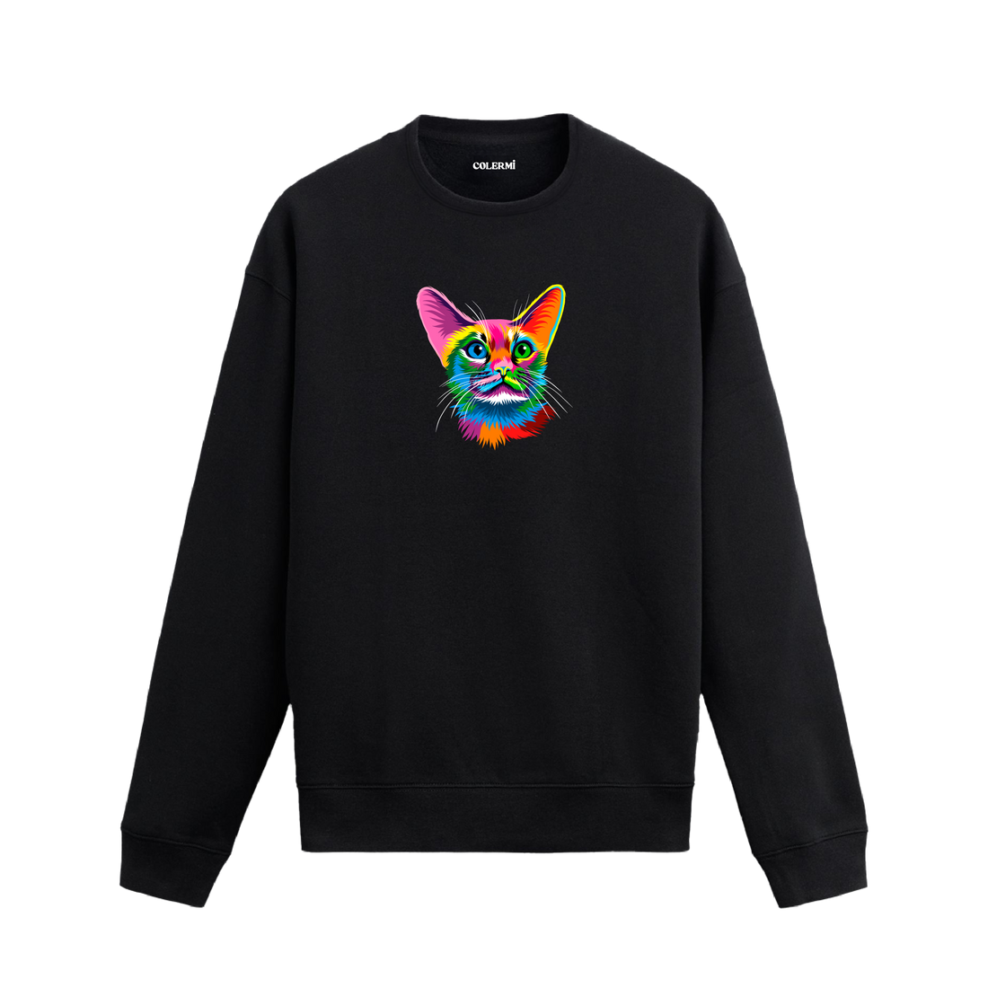 Siyah sweatshirt üzerinde öne bakan renkli kedi tasarımı.