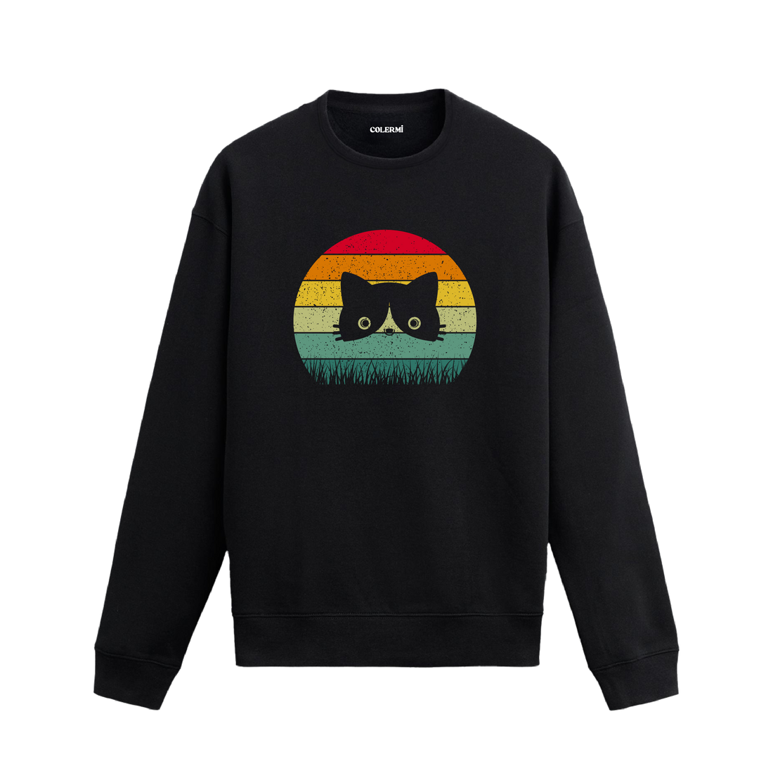 Siyah sweatshirt üzerinde retro gün batımı renklerinde çimenlerin arasından bakan kedi baskısı
