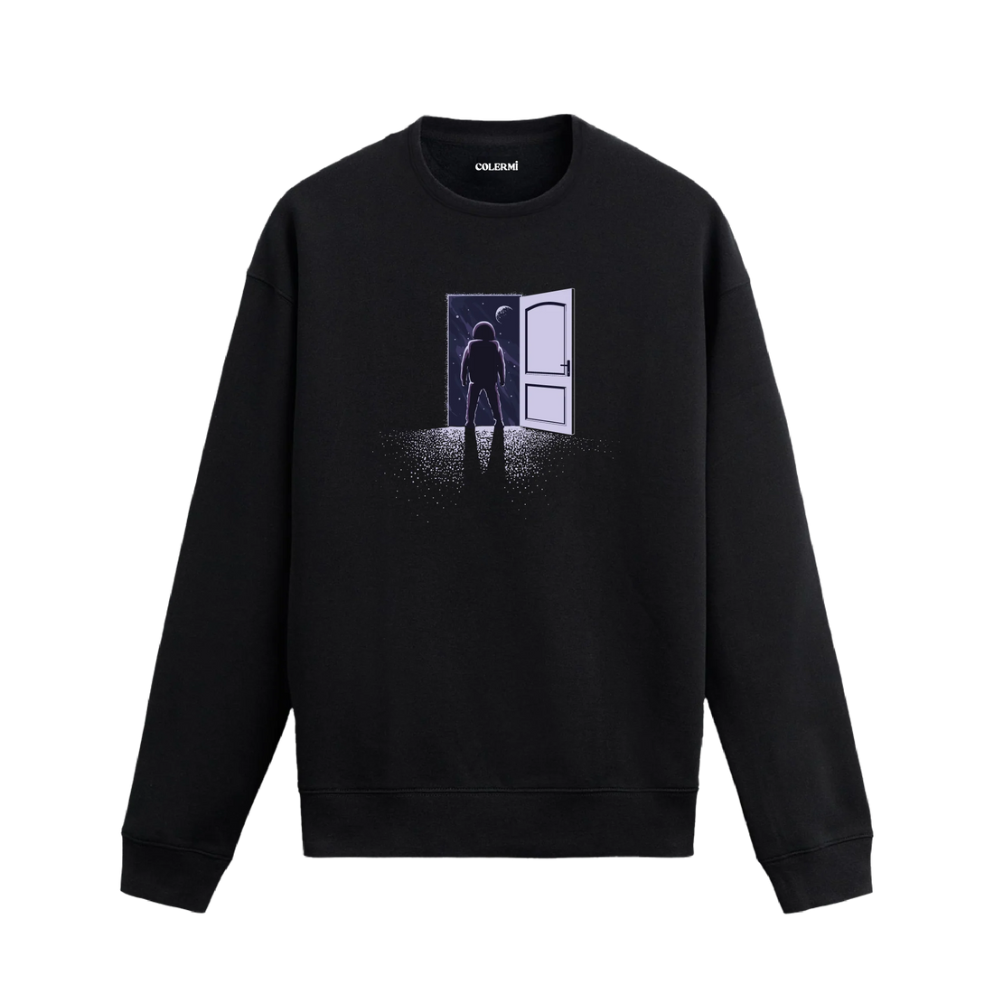 Açık bir kapının önünde uzaya doğru bakan bir astronot figürlü sweatshirt tasarımı.