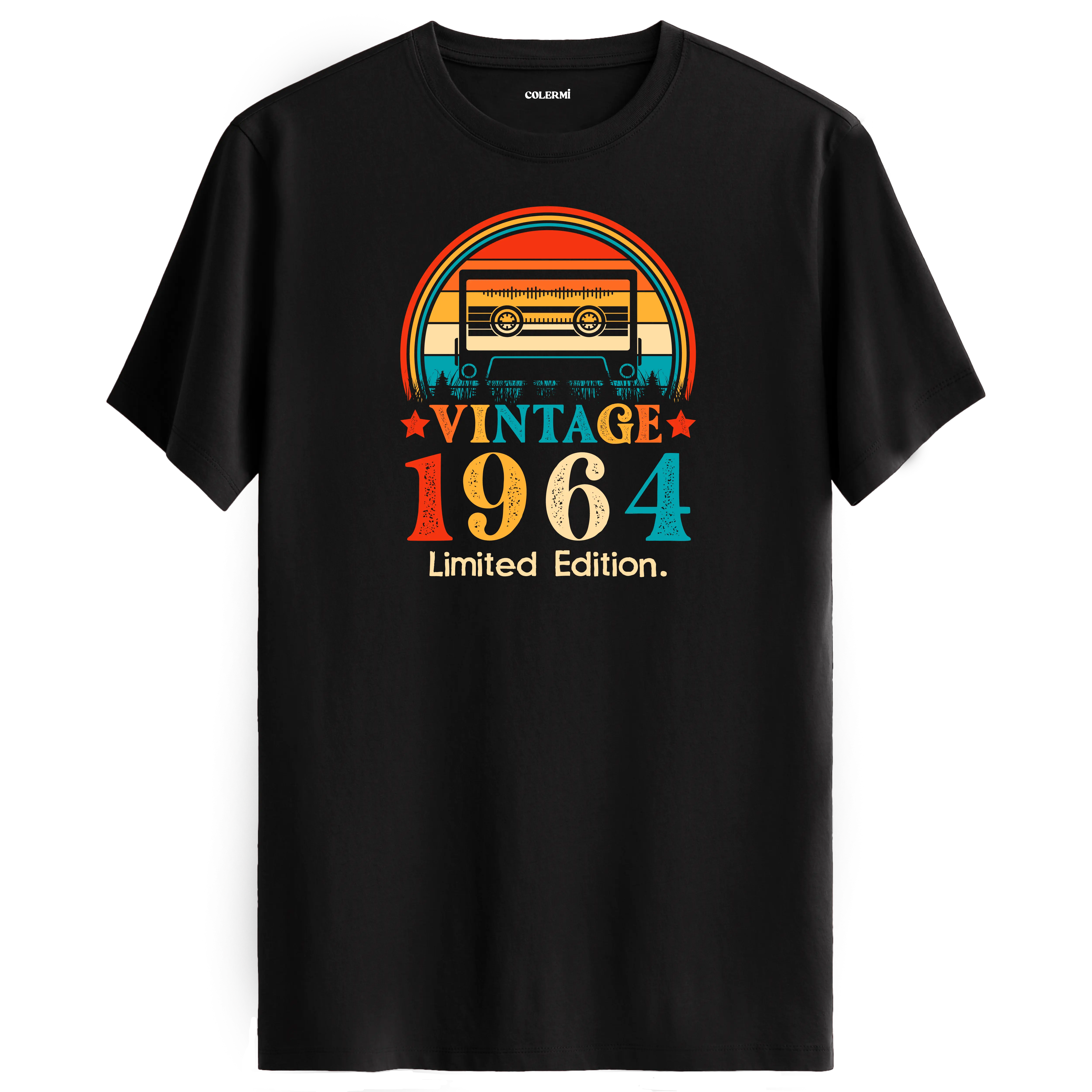 1964 mixtape vintage siyah tişört, kaset baskısı ve retro renkleriyle nostaljik bir görünüm sunar.