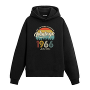 1966 Vintage Hoodie, retro tasarımı ve pamuklu yapısıyla nostaljiyi modern sokak stilinde buluşturuyor.
