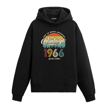 1966 Vintage Hoodie, retro tasarımı ve pamuklu yapısıyla nostaljiyi modern sokak stilinde buluşturuyor.