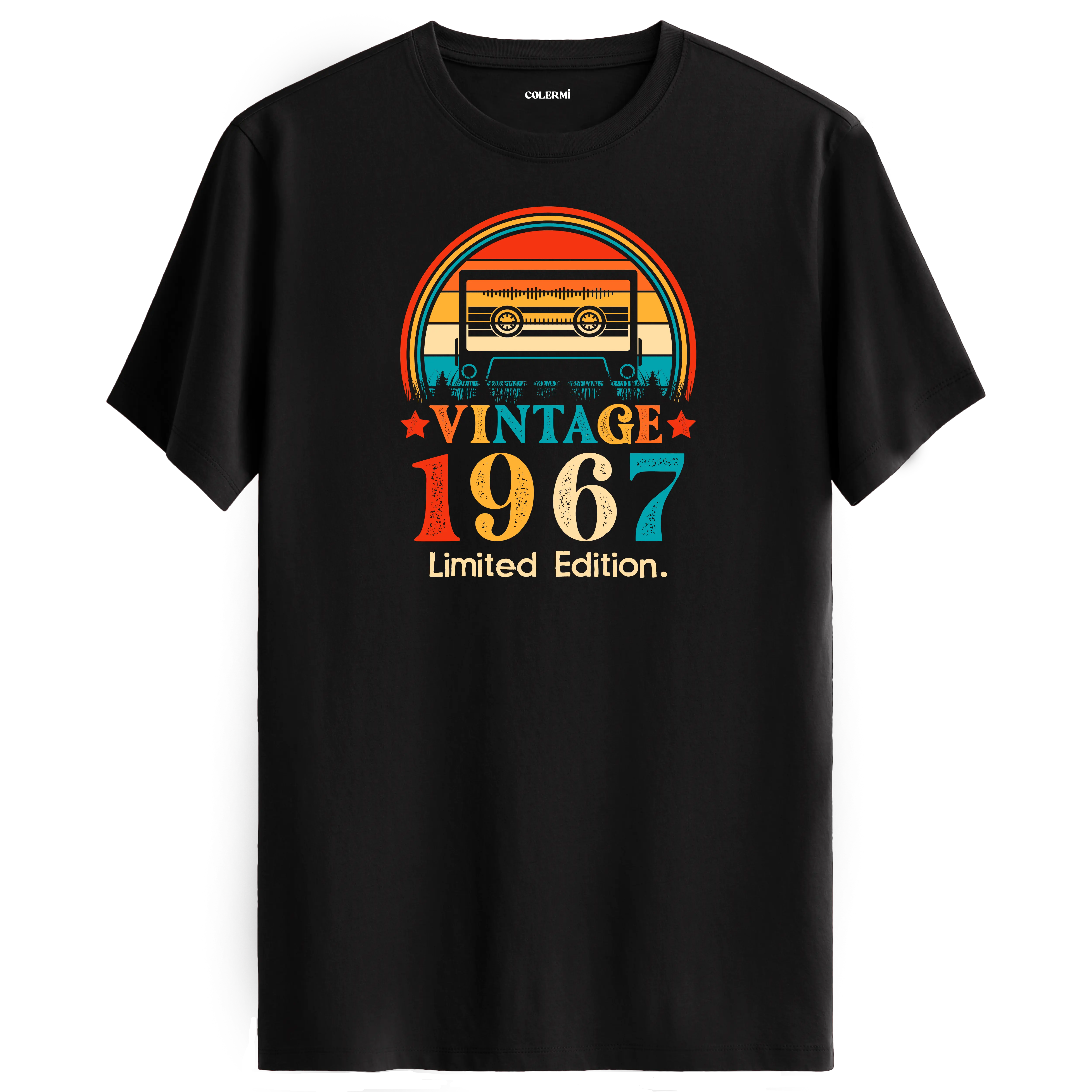 1967 mixtape vintage siyah tişört, retro kaset baskısı ve şık tasarımıyla nostaljik bir seçimdir.