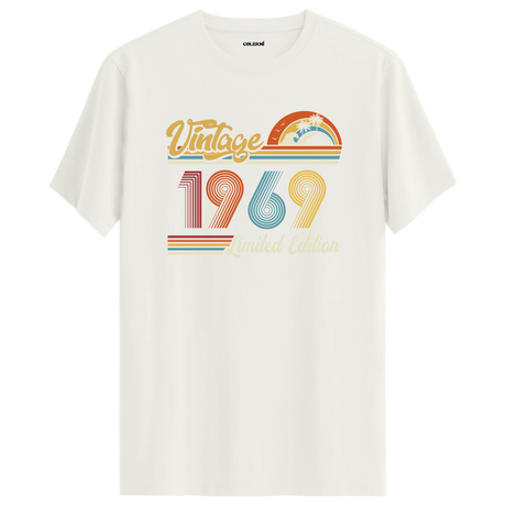 Ekru 1969 Vintage Tişört, retro detaylarıyla zamansız bir doğum günü hediyesi olabilir.
