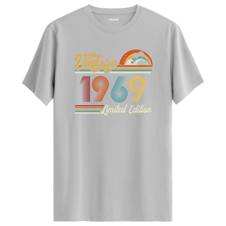 Gri 1969 Vintage Tişört, modern ve retro tasarımıyla şık bir doğum günü hediyesi alternatifi sunar.