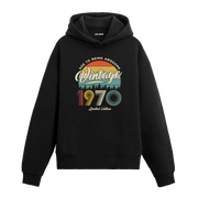 1970 Vintage Hoodie, yıl baskılı retro tasarımı ve pamuklu kumaşıyla nostaljiyi modern stile taşıyor.