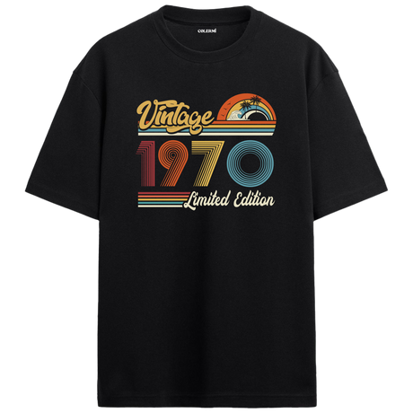 1970 Vintage siyah oversize tişört, retro baskısıyla nostaljik bir doğum günü hediyesi seçeneği sunar.
