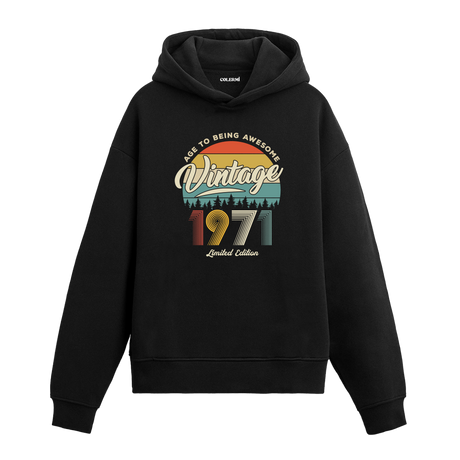 1971 Vintage Hoodie, yıl baskılı retro tasarımı ve pamuklu kumaşıyla nostaljik bir tarz sunuyor.