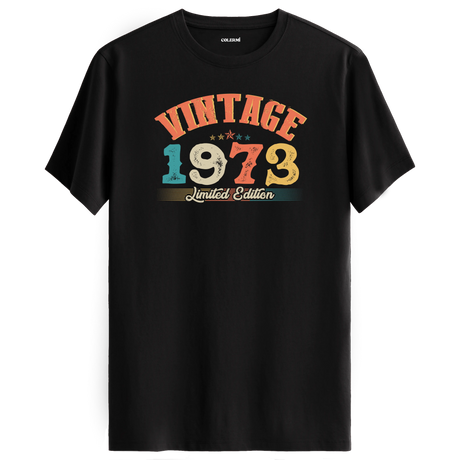 1973 Vintage Echo siyah tişört, premium pamuk kumaşıyla konforlu ve nostaljik bir hediye seçeneği sunar.
