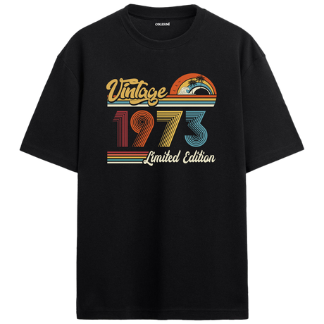 1973 Vintage siyah oversize tişört, retro baskısıyla nostaljik bir doğum günü hediyesi seçeneği sunar.
