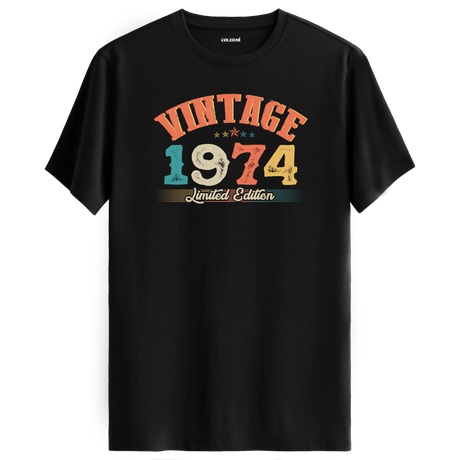 1974 Vintage Echo siyah tişört, premium pamuk kumaşıyla konforlu ve nostaljik bir doğum günü hediyesi sunar.