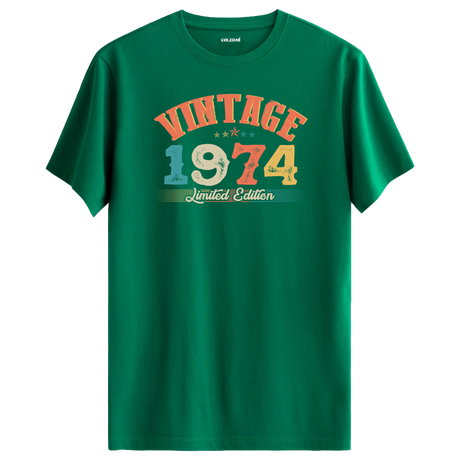 1974 Vintage Echo yeşil tişört, premium pamuk kumaşıyla nostaljik ruhu modern şıklıkla buluşturur.