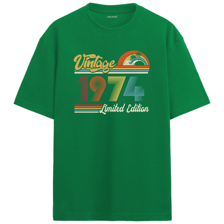 1974 Vintage yeşil oversize tişört, özgün retro tasarımıyla farklı bir doğum günü hediyesi seçeneği sunar.