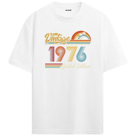 1976 Vintage beyaz oversize tişört, sade retro tasarımıyla özel bir doğum günü hediyesi olabilir.