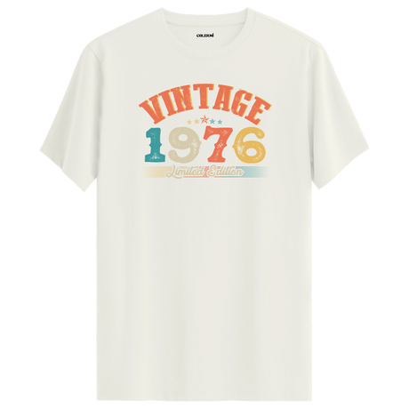 1976 Vintage Echo ekru tişört, zamansız retro detayları ve premium pamuk kumaşıyla şık bir hediye seçeneği olur.