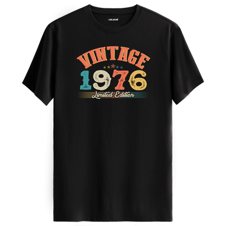 1976 Vintage Echo siyah tişört, premium pamuk kumaşıyla konforlu ve nostaljik bir doğum günü hediyesi sunar.
