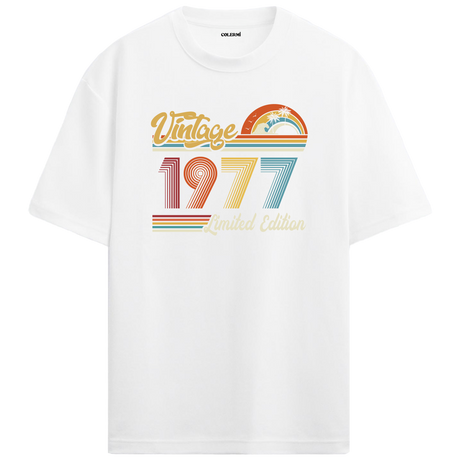 1977 Vintage beyaz oversize tişört, sade retro tasarımıyla özel bir doğum günü hediyesi olabilir.