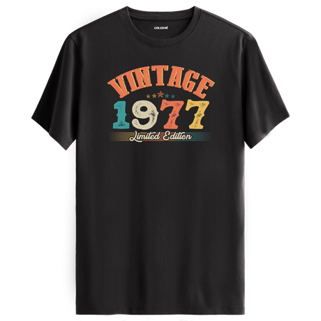 1977 Vintage Echo antrasit tişört, özgün baskısı ve premium pamuk kumaşıyla konforlu bir doğum günü hediyesi alternatifi sunar.