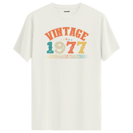 1977 Vintage Echo ekru tişört, zamansız retro detayları ve premium pamuk kumaşıyla şık bir hediye seçeneği olur.