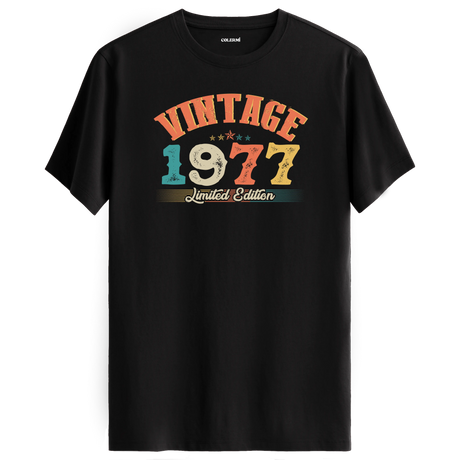 1977 Vintage Echo siyah tişört, premium pamuk kumaşıyla konforlu ve nostaljik bir doğum günü hediyesi sunar.