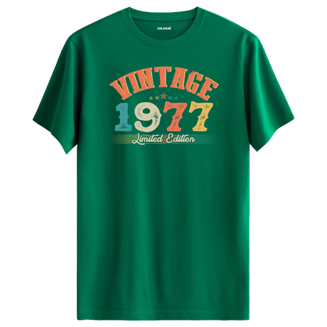 1977 Vintage Echo yeşil tişört, premium pamuk kumaşıyla nostaljik ruhu modern şıklıkla buluşturur.