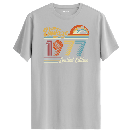 1977 Vintage gri tişört, modern ve retro tasarımıyla şık bir doğum günü hediyesi alternatifi sunar.