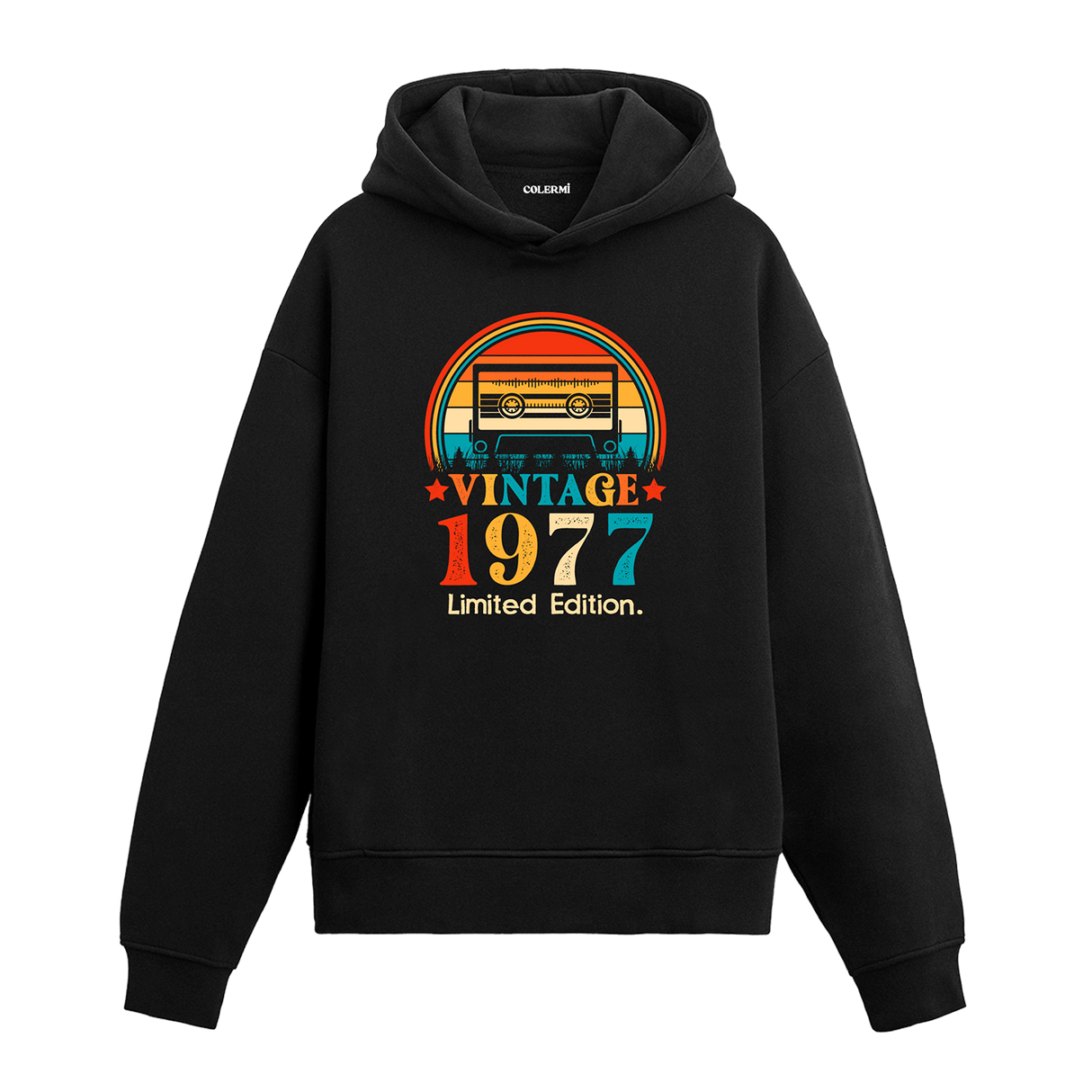 1977 Vintage Hoodie, nostaljik kaset çalar tasarımı ve %100 pamuklu kumaşı ile retro tarzı ve konforu bir araya getiriyor.