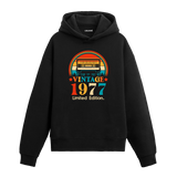 1977 Vintage Hoodie, nostaljik kaset çalar tasarımı ve %100 pamuklu kumaşı ile retro tarzı ve konforu bir araya getiriyor.