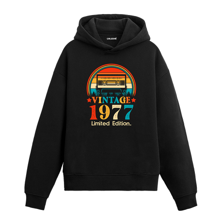 1977 Vintage Hoodie, nostaljik kaset çalar tasarımı ve %100 pamuklu kumaşı ile retro tarzı ve konforu bir araya getiriyor.