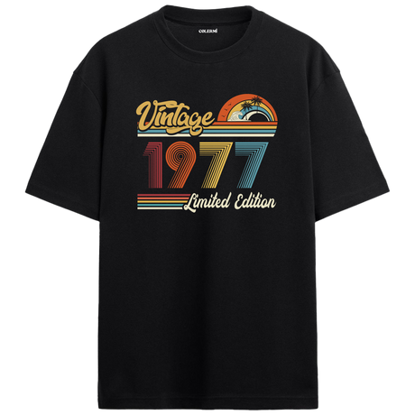 1977 Vintage siyah oversize tişört, retro baskısıyla nostaljik bir doğum günü hediyesi seçeneği sunar.