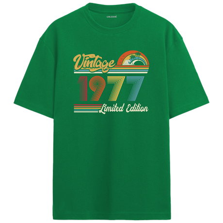 1977 Vintage yeşil oversize tişört, özgün retro tasarımıyla farklı bir doğum günü hediyesi seçeneği sunar.