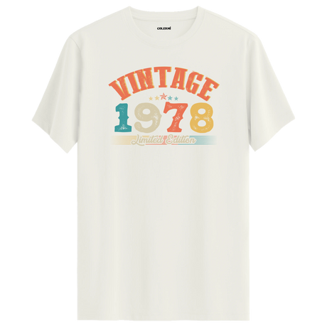 1978 Vintage Echo ekru tişört, zamansız retro detayları ve premium pamuk kumaşıyla şık bir hediye seçeneği olur.