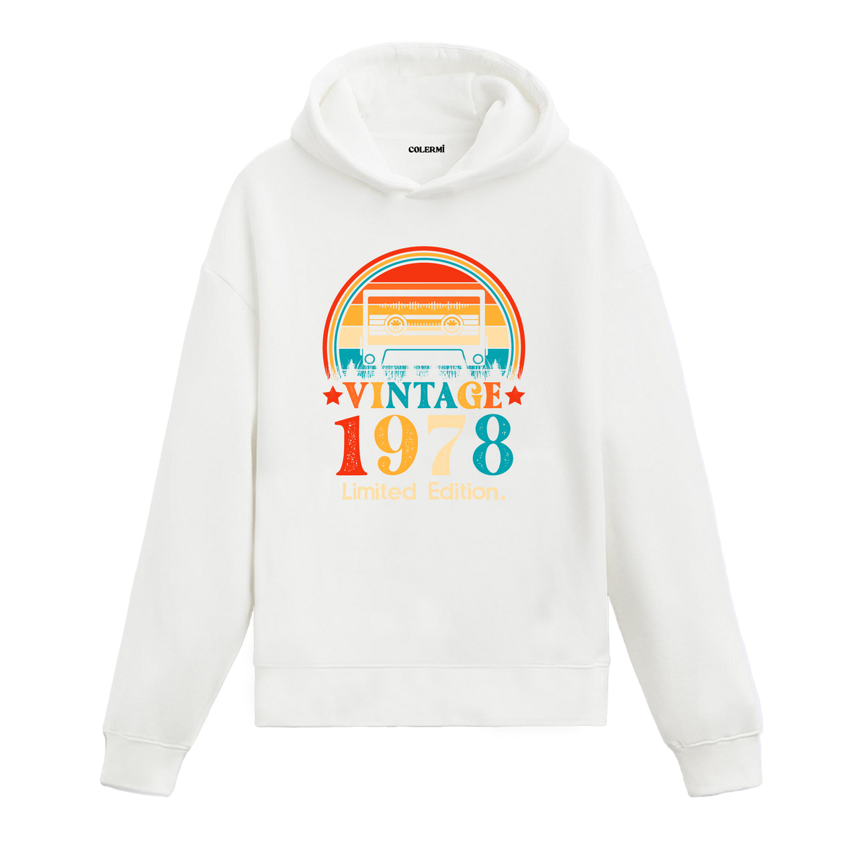 1978 Vintage Hoodie, retro kaset çalar tasarımı ve %100 pamuklu kumaşı ile nostaljik tarzı ve rahatlığı bir araya getiriyor.