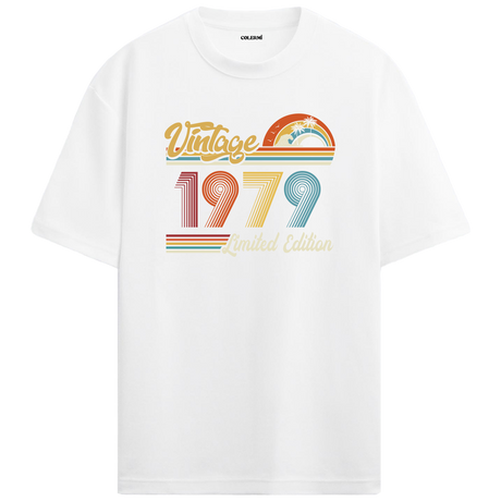 1979 Vintage beyaz oversize tişört, sade retro tasarımıyla özel bir doğum günü hediyesi olabilir.