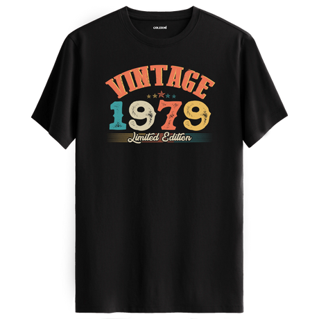 1979 Vintage Echo siyah tişört, premium pamuk kumaşıyla konforlu ve nostaljik bir doğum günü hediyesi sunar.