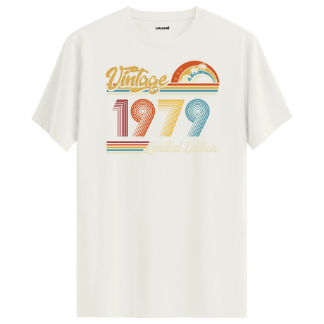 1979 Vintage ekru tişört, retro detaylarıyla zamansız bir doğum günü hediyesi olabilir.