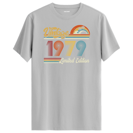 1979 Vintage gri tişört, modern ve retro tasarımıyla şık bir doğum günü hediyesi alternatifi sunar.