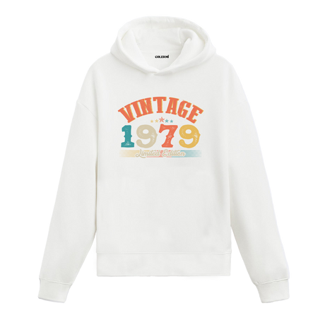 1979 yılına özel tasarlanmış beyaz Vintage Hoodie Echo, retro yazı ve yıl baskılı modern hoodie modeli.