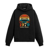 1979 Vintage Hoodie, retro kaset çalar tasarımı ve %100 pamuklu kumaşı ile nostaljik ve konforlu bir stil sunuyor.