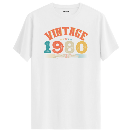 1980 Vintage Echo beyaz tişört, sade tasarımı ve premium pamuk kumaşıyla günlük şık bir seçim olur.