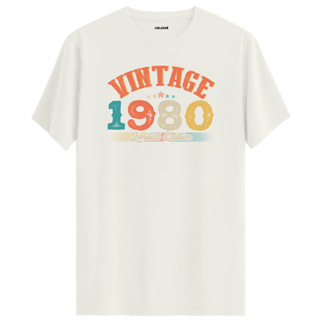 1980 Vintage Echo ekru tişört, zamansız retro detayları ve premium pamuk kumaşıyla şık bir hediye seçeneği olur.